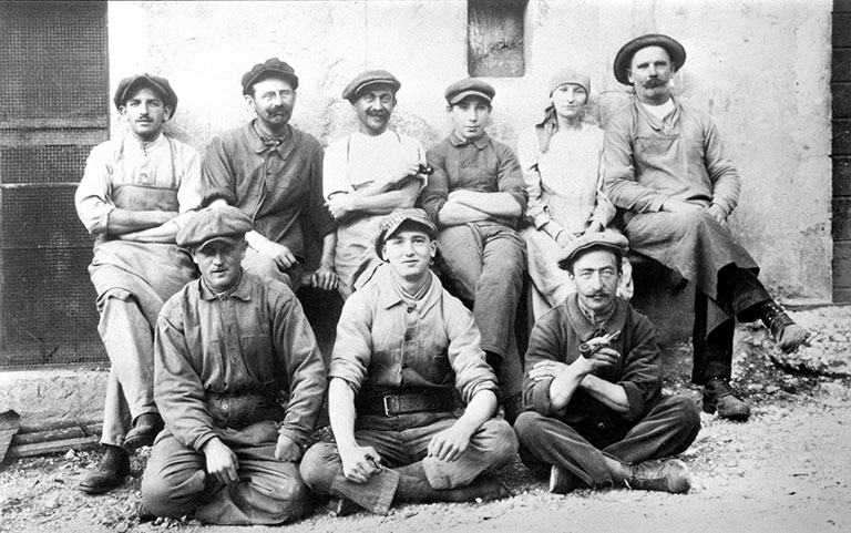 Pierre Manzini et d'autres ouvriers pipiers, devant l'usine de La Pipe (?).
