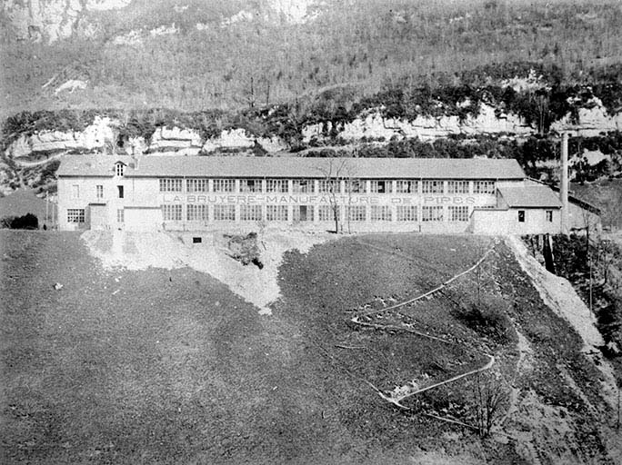 St Blaise Factory. Side facing River [Usine de Saint-Blaise. Façade du côté de la rivière en 1910].
