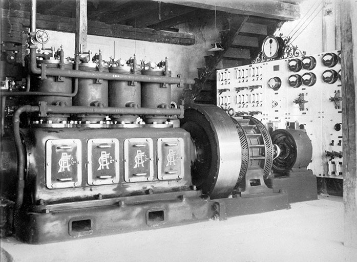 Generating set & Switchboard [Ensemble générateur et tableau de contrôle en 1910].