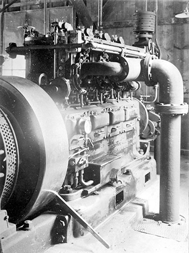 Engine, showing starting handles [Moteur, montrant les manettes de démarrage en 1910].