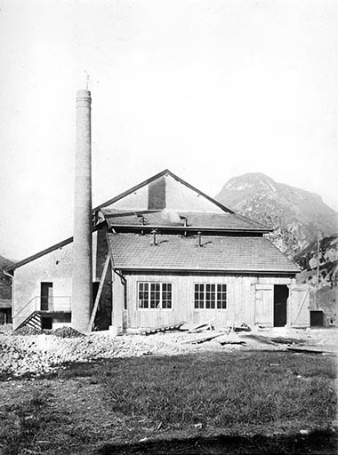 Producer House, annexe and Chimmey [Atelier de fabrication, annexe et cheminée en 1910].