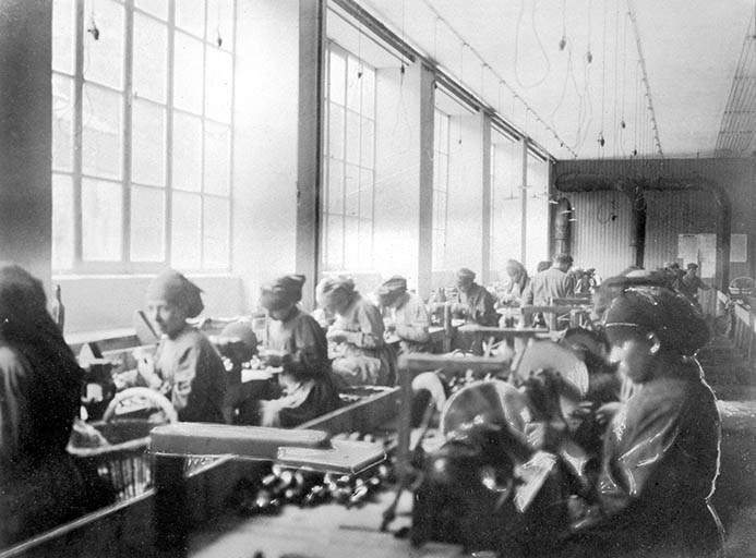 Polisseuses at work [Polisseuses au travail en 1910].