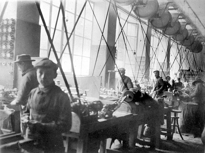 Ebaucheurs at work [Ebaucheurs au travail en 1910].
