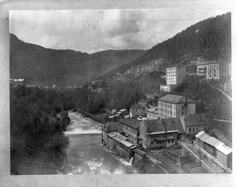 [Vue d'ensemble de l'usine depuis le Pont de pierre].