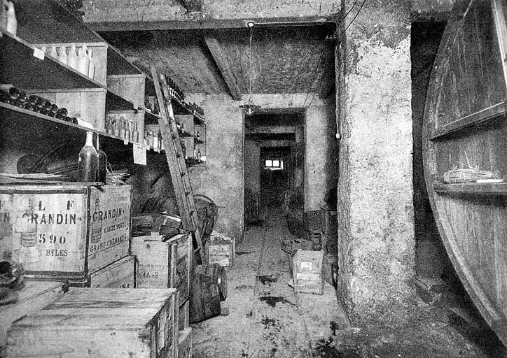 La Fraternelle, Société coopérative d'alimentation - Un des locaux de la cave de gros, début des années 1920.