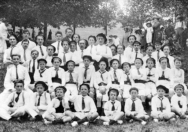 La Prolétarienne, Section gymnique de la maison du peuple, début des années 1920.