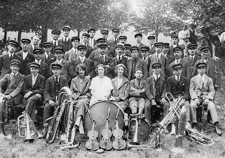 Le Cercle musical, L'un des groupes d'agrément de la maison du peuple, début des années 1920.