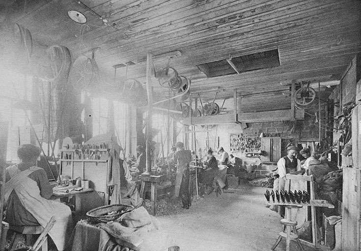 La Tournerie ouvrière, Société coopérative à Lavans-les-St-Claude Tournage des objets, début des années 1920.