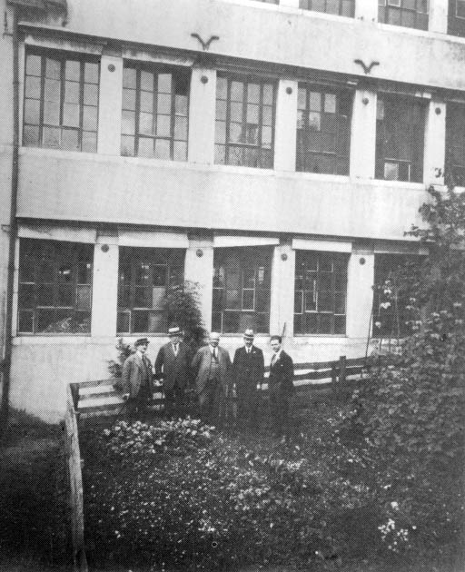 [Cadres de l'usine en 1921] From left to right : J.B. Rubinovitch, Lucien Verguet, Joseph Ponard, Arthur Levinson and J.W. Cole.