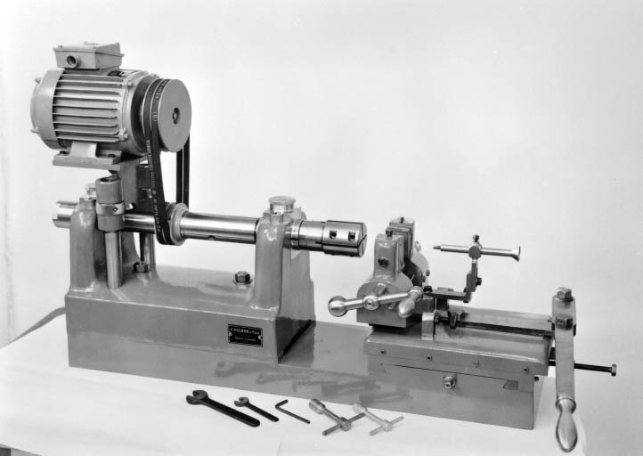 Machine à floquer [pour l'industrie de la pipe, par les Ets F. Pignon et Fils, à Saint-Claude]. 3e quart 20e siècle [années 1950 à 1970].