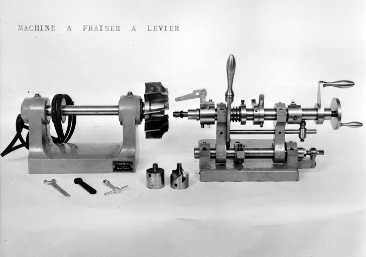 Industrie de la pipe : machine à fraiser à levier.