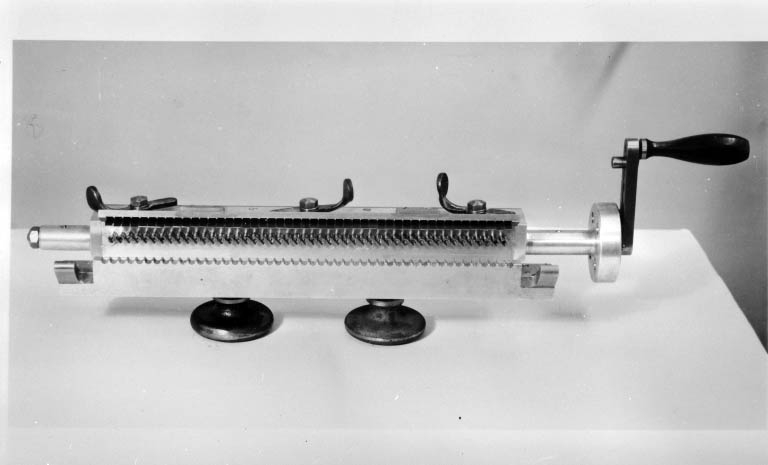 Industrie lapidaire : porte-pierre à 48 broches pour machine à tailler ou à polir automatique.