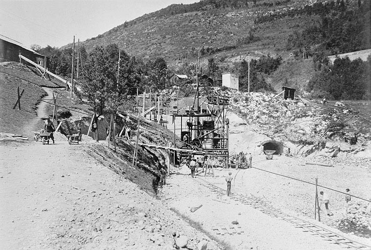 Chantier du barrage. Poste de transformation et compression d'air n° 1. Mur de rive de la prise d'eau. Chantier de concassage et de broyage et bétonnière. Alimentation d'eau et magasin des chaux et de ciment.