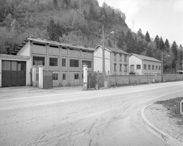 Vue d'ensemble des façades sur la route de Lyon.