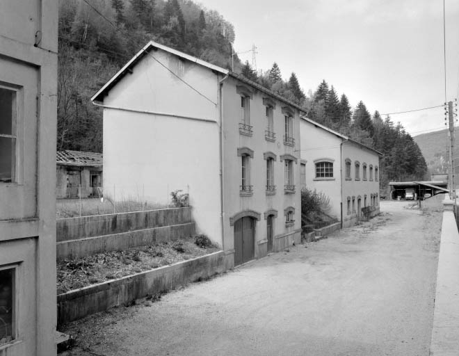 Bureau, logement et atelier de fabrication.