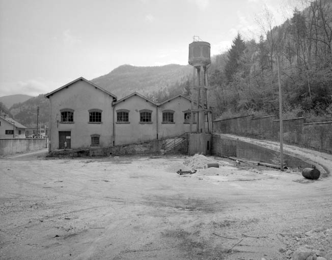 Cour, atelier de fabrication et château d'eau.