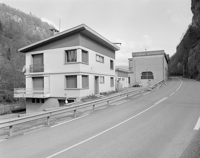 Logement d'ouvriers et centrale.