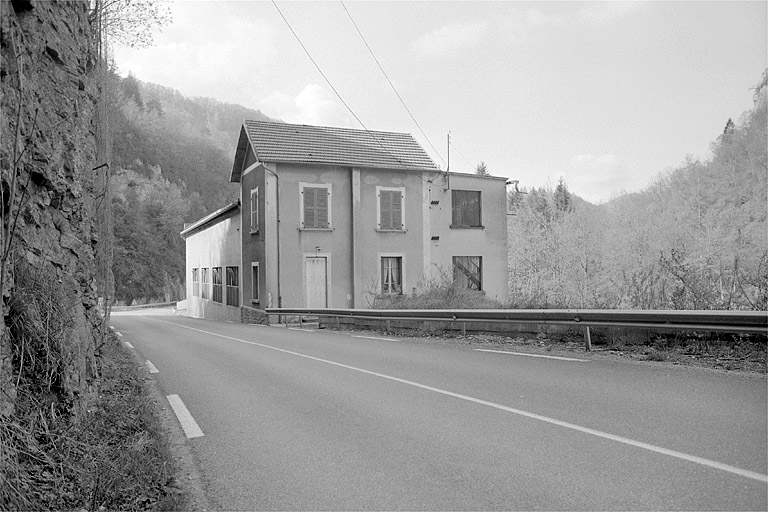 Façades postérieure et latérale droite de la centrale.