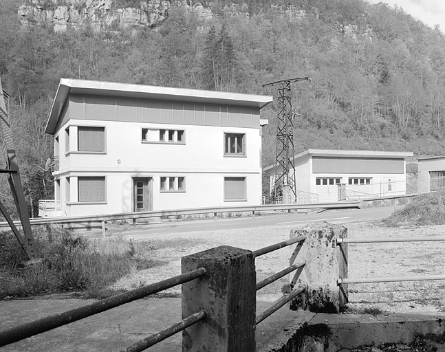 Logement d'ouvriers et remise d'automobile.
