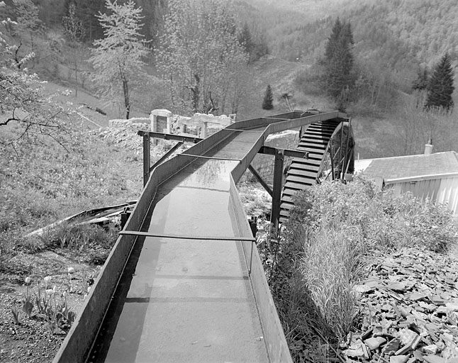 Canal d'amenée métallique et roue hydraulique.