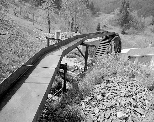 Canal d'amenée métallique et roue hydraulique.