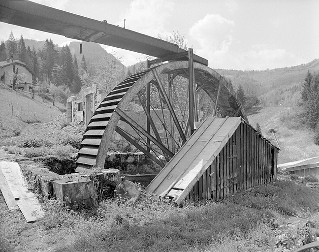 Roue hydraulique et abri du renvoi d'angles.