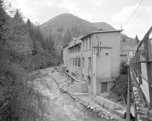 Façade de l'usine sur le Flumen, vue de trois quarts droit.