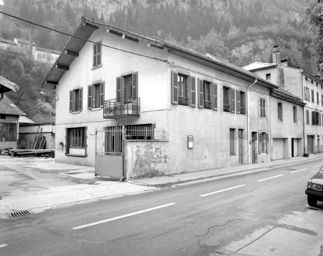 Façade antérieure du logement de trois quarts gauche.