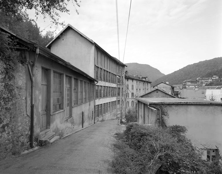 Façades sur la rue des Etapes, depuis le haut de la rue.