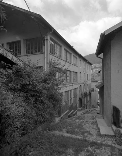 Façades sur la rue des Petites Etapes, de trois quarts droite.