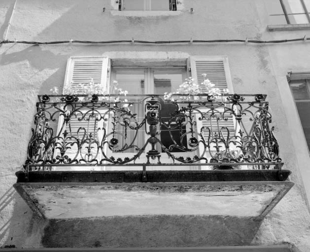 Balcon du magasin industriel et logement d'ouvriers, rue des Petites Etapes, vu de face.