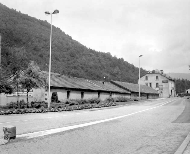 Entrepôts et logement.