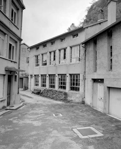 Atelier de fabrication chemin de la Combe du Marais, de trois quarts droite.