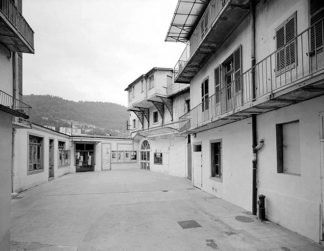 Cour intérieure, depuis l'entrée.