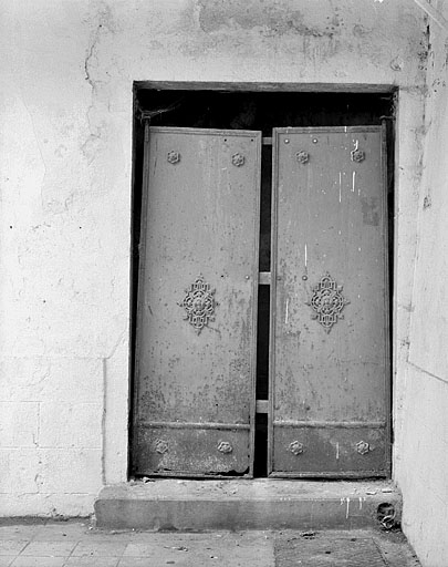 Porte dans la cour intérieure.