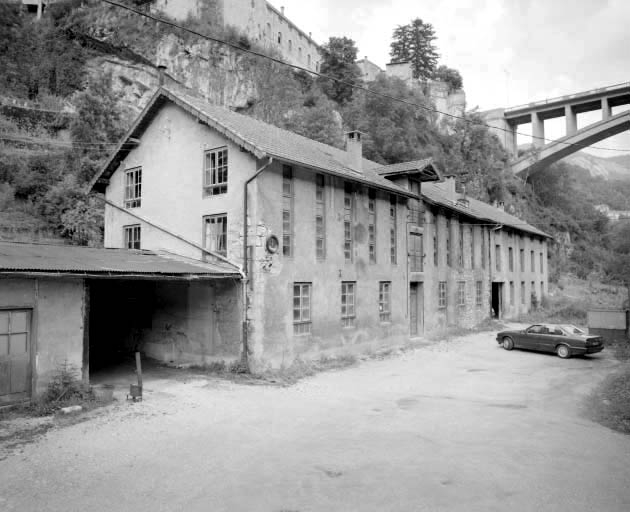 Façade sur cour des séchoirs à ébauchons.Ancienne forge à gauche.