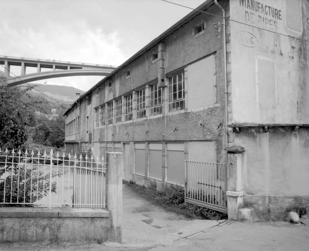 Façade sur cour des ateliers de fabrication.