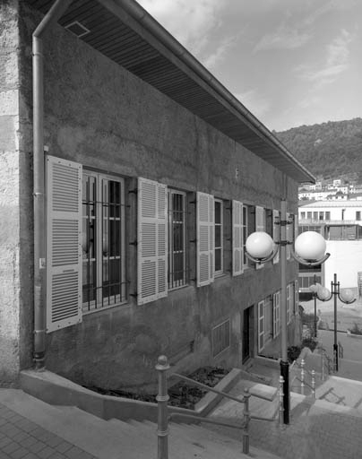 Bâtiment des bureaux vu de trois quarts gauche.