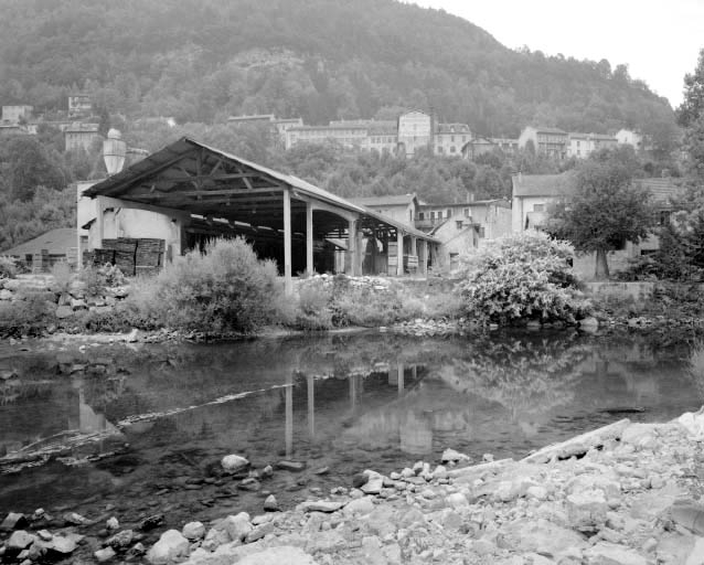 Magasins industriels depuis la rive droite de la Bienne.