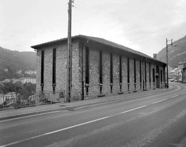 Façades antérieure et latérale droite du séchoir à ébauchons.