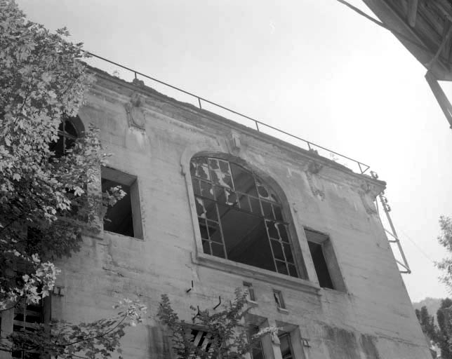 Façade latérale gauche du transformateur : baies à l'étage.