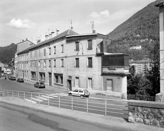 Vue d'ensemble des immeubles n° 22 et 24 (bureau, magasin industriel, boutique et logements).