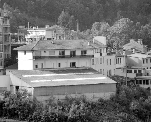 Façade postérieure de l'usine, de trois quarts gauche.