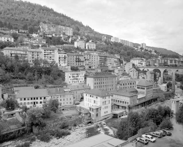 Vue d'ensemble de l'usine et des logements anciens, depuis le sud-est.