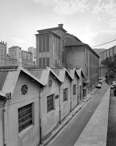 Cristallerie Dalloz : façade antérieure de trois quarts gauche.