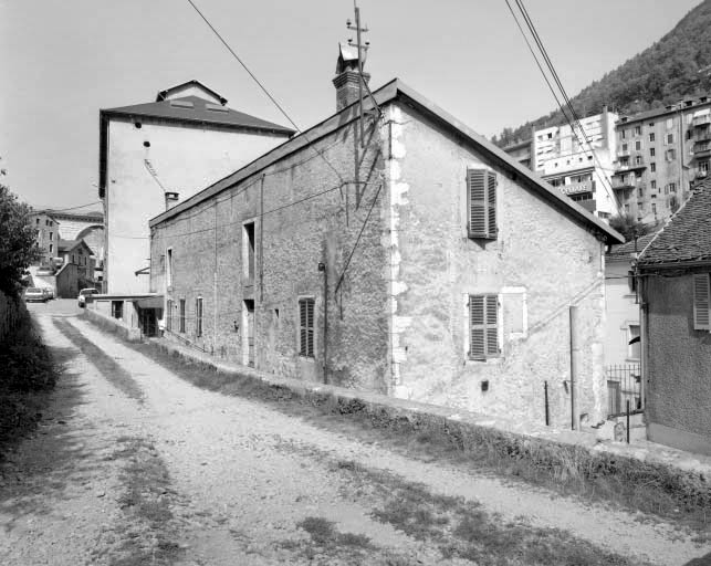 Internat de l'école de formation Dalloz : façade postérieure de trois quarts droite.