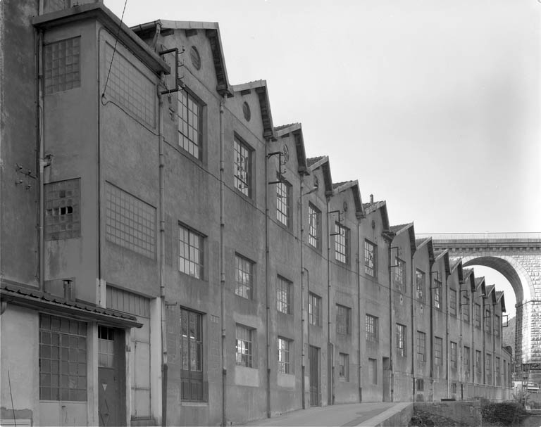 Cristallerie et verrerie Dalloz : façade postérieure de trois quarts gauche.