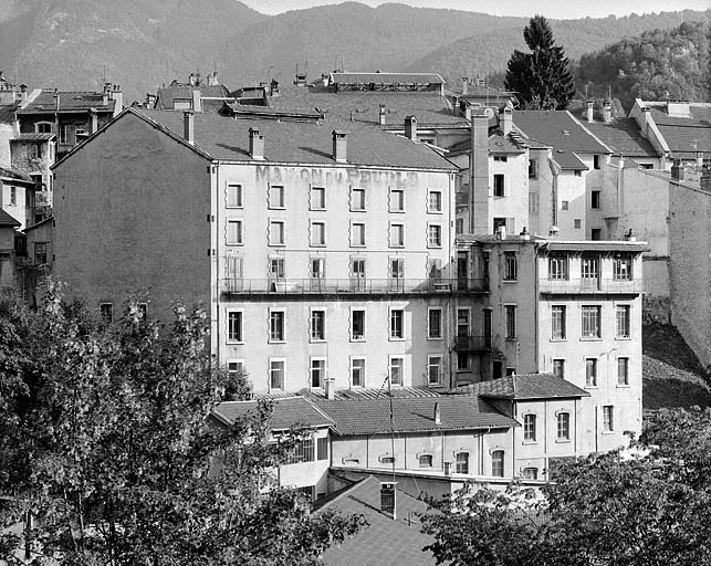 Façades sur la Bienne, de trois quarts droit.