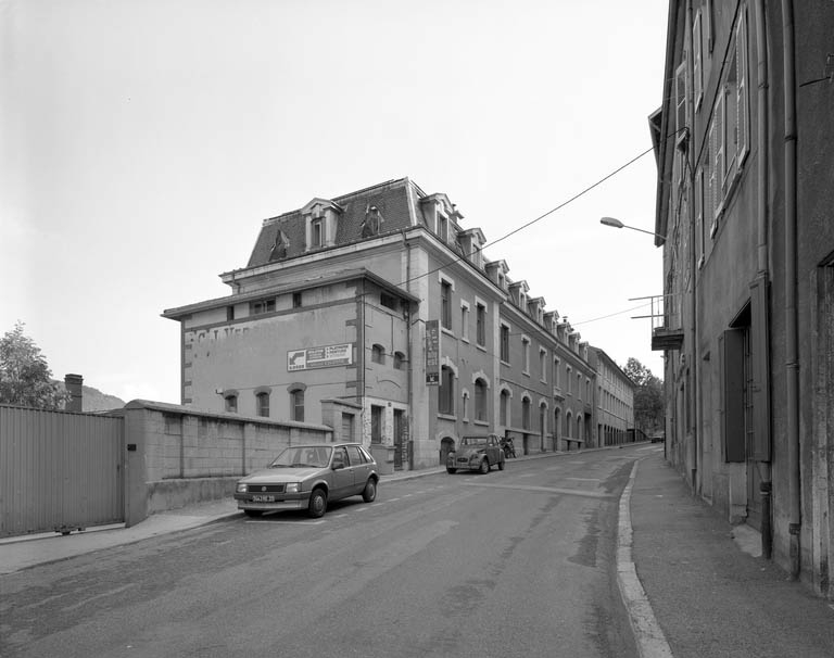 Façade antérieure de trois quarts gauche.