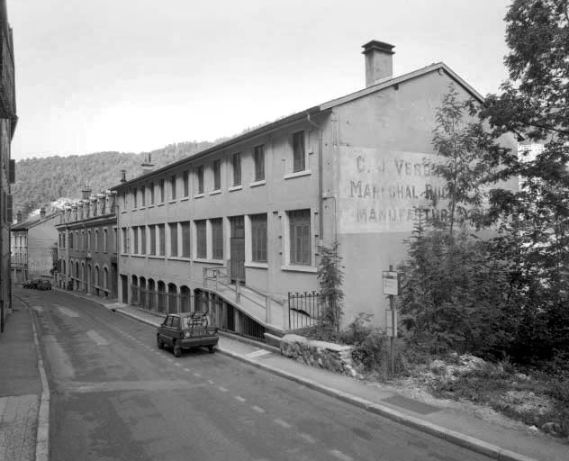Façade antérieure de trois quarts droite.